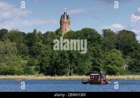 Potsdam, Allemagne. 28 mai 2020. Le radeau en bois 'Susi Harper' avec l'inscription 'Huckleberrys Flossstationen.de' se trouve sur le Tiefen. Voir après la tour Flatow dans le parc Babelsberg. Credit: Soeren Stache/dpa-Zentralbild/ZB/dpa/Alay Live News Banque D'Images