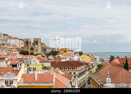 Vue aérienne du centre-ville de Lisbonne avec la célèbre cathédrale se et les toits de tuiles rouges à Lisbonne, Portugal. Banque D'Images