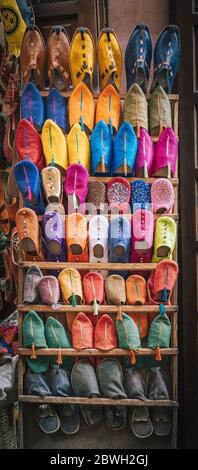 Des chaussons en cuir faits main colorés babouches sur un souk de marché dans la médina de Marrakech, Maroc Banque D'Images