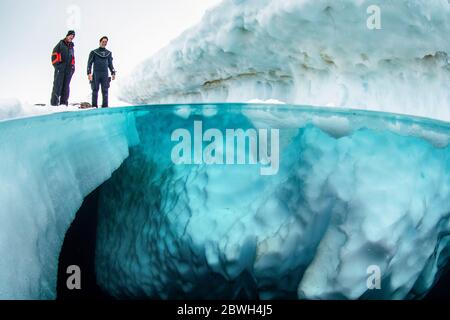 Image fractionnée de plongeurs avant de plonger sous la glace, seulement au printemps, quand le dur hiver lentement s'abaisse, sont les eaux glacées des f Banque D'Images