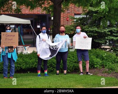 Bartlett, Illinois, États-Unis. Des personnes manifestant près d'un poste de police communautaire à la suite du décès de George Floyd quelques jours plus tôt à Minneapolis. Banque D'Images