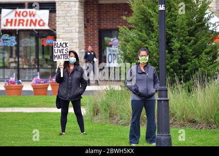 Bartlett, Illinois, États-Unis. Des personnes manifestant près d'un poste de police communautaire à la suite du décès de George Floyd quelques jours plus tôt à Minneapolis. Banque D'Images