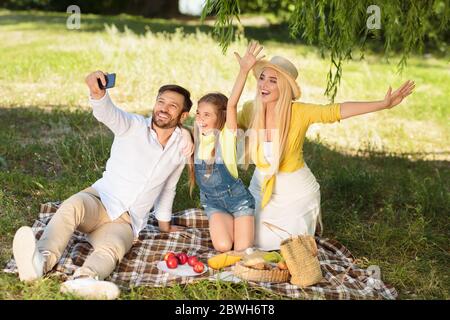 Bonne famille sur pique-nique faire passer une journée de libre-service ensemble en plein air Banque D'Images