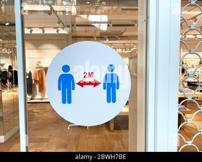 Autocollant garder la distance sur la vitre dans le magasin dans le centre commercial. Concept de la distance de maintien, de la distance sociale, de la quarantaine ou de l'isolement Banque D'Images