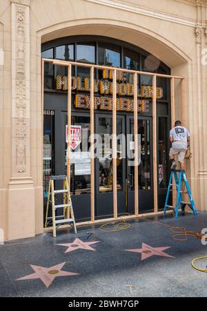 Los Angeles, Etats-Unis, 1er juin 2020. Un travailleur construit de manière préventive un mur de protection en bois devant l'entrée d'une boutique de cadeaux appelée Hollywood Experience, en réponse au pillage et au vandalisme pendant les manifestations de George Floyd. Crédit : Jim Newberry/Alay Live News. Banque D'Images