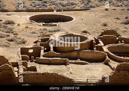 NM00378-00...NOUVEAU-MEXIQUE - Kivas et les chambres du Chetro Ketl Ruin Chaco Culture National Historical Park, un parc du patrimoine mondial. Banque D'Images