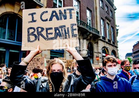 Une femme au masque de visage tient un écriteau indiquant que je ne peux PAS RESPIRER pendant la manifestation Black Lives Matter à Amsterdam.des milliers de personnes participent à la manifestation « Black Lives Matter » qui s'est tenue à la place du Dam à Amsterdam, pour protester contre le récent meurtre de George Floyd, Un homme noir qui est décédé en garde à vue à Minneapolis, aux États-Unis, après avoir été retenu par les policiers de Minneapolis le jour du souvenir. Banque D'Images