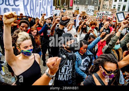 Les manifestants élèvent leurs poings pour soutenir la manifestation « Black Lives Matter » à la place Dam d'Amsterdam.des milliers de personnes participent à la manifestation « Black Lives Matter » qui s'est tenue à la place Dam d'Amsterdam pour protester contre le meurtre récent de George Floyd, Un homme noir qui est décédé en garde à vue à Minneapolis, aux États-Unis, après avoir été retenu par les policiers de Minneapolis le jour du souvenir. Banque D'Images