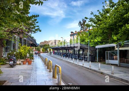 Cafés vides à la rue Nileos de Thissio, Athènes. Banque D'Images