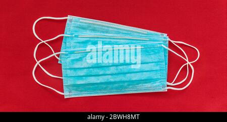 Masques pour bannière rouge de fond de coronavirus. COVID-19 masque facial vue de dessus comme prévention du virus corona. Banque D'Images