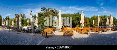 Vue panoramique sur un café fermé de la rue Apostolou Pavlou à Thissio, Athènes, Grèce. Banque D'Images