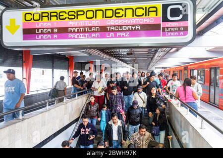 Mexico,Mexique,Mexique,Métro,Pantitlan Station,STC,métro,train,transport en commun,train,voiture,panneau,ligne,route,homme hispanique hommes hommes,adulte,adultes, Banque D'Images