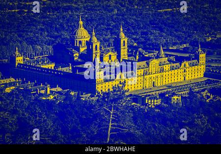 Composición en color del Real Monasterio de San Lorenzo de El Escorial visto desde el monte Abantos. Madrid. Espagne Banque D'Images