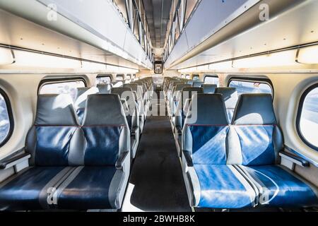 Vue intérieure d'une voiture de train vide Banque D'Images