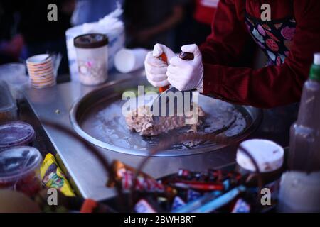 Gaza, Palestine. 31 mai 2020. Une palestinienne, Fatima Al-Zatma, 24 ans, fait des rouleaux de glace dans son magasin de Rafah, dans le sud de Gaza. Crédit : SOPA Images Limited/Alamy Live News Banque D'Images