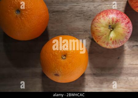 Gros plan photographie des oranges et de la pomme rouge de malte Banque D'Images