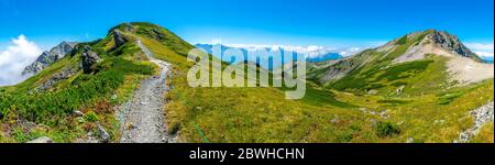 Alpes japonaises du Nord au-dessus de la vallée de Hakuba, Nagano, Japon Banque D'Images