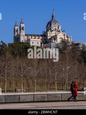 Catedral de la Almudena vista desde Madrid Río. Madrid. Espagne Banque D'Images