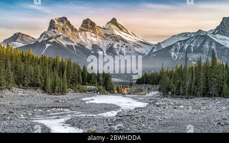 Vue sur la montagne Three Sisters, site bien connu de Canmore, Canada Banque D'Images