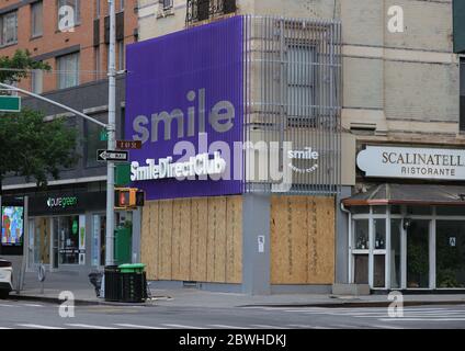 New York, NY, États-Unis. 1er juin 2020. Third Avenue, New York, États-Unis, 01 juin 2020 - les magasins Uptown spéculent sur un grand groupe de manifestants de George Floyd pendant les heures de nuit à bord de leurs magasins pour éviter le pillage. Photo: Luiz Rampelotto/EuropaNewswire.PHOTO CRÉDIT OBLIGATOIRE. Crédit: Luiz Rampelotto/ZUMA Wire/Alamy Live News Banque D'Images