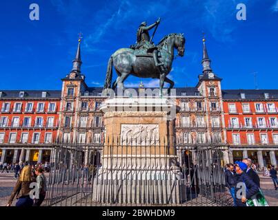 Estatua ecuestre de Felipe III y Casa de la Carnicería. Plaza Mayor. Madrid. Espagne Banque D'Images