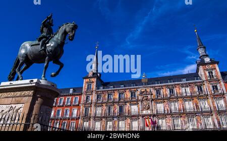 Estatua ecuestre de Felipe III y Casa de la Carnicería. Plaza Mayor. Madrid. Espagne Banque D'Images