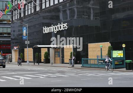 Third Avenue, New York, États-Unis, 01 juin 2020 - les magasins Uptown spéculent sur un grand groupe de manifestants de George Floyd pendant les heures de nuit à bord de leurs magasins pour éviter le pillage. Photo: Crédit PHOTO Luiz Rampelotto/EuropaNewswire OBLIGATOIRE. | utilisation dans le monde entier Banque D'Images