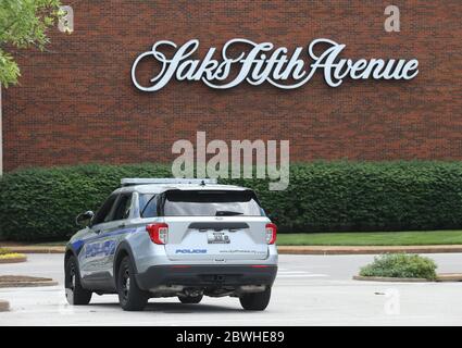 Frontenac, États-Unis. 1er juin 2020. Une voiture de police Frontenac se trouve près du magasin Saks Fifth Avenue, sur la place Frontenac, le lundi 1er juin 2020, à Frontenac, Missouri. Toutes les entrées du magasin sont installées au cas où les manifestants se retrouveraient dans le centre commercial haut de gamme. Photo de Bill Greenblatt/UPI. Crédit : UPI/Alay Live News Banque D'Images