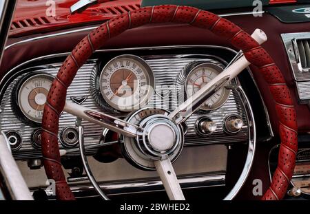 Partie de l'intérieur d'une voiture de luxe de sport Oldtimer avec volant, compteur de vitesse, carburant, cadrans d'horloge, levier de vitesses, panneau avant Banque D'Images