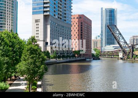 La rivière Chicago et Riverwalk en regardant vers le Kinzie surélevé Street Railway Bridge avec gratte-ciel Banque D'Images