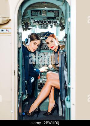 Pilote et hôtesse. Souhaite un vol réussi. Avia personnes de la société équipage pilotes hôtesse avion commandant l'aviation civile. Belle femme souriante Banque D'Images