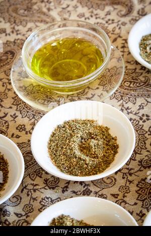 Bol blanc de mélange d'épices Za'atar et bol transparent d'huile d'olive Banque D'Images