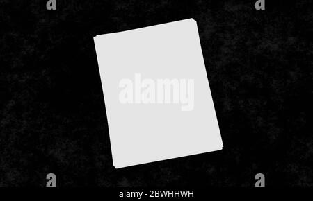 Rendu 3D blanc et vierge d'une maquette papier 8.5 x 11 pouces dans une pile sur une table ou une surface noire avec espace de copie avec espace pour le texte et les images. Banque D'Images