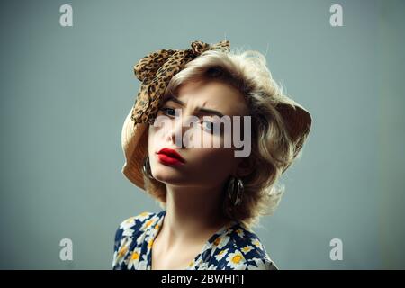 Portrait de femme. Rétro vintage beauté fille. Épinglez une fille. Femme rétro. Femme aux lèvres rouges. Belle fille avec cheveux bouclés sur fond isolé. Banque D'Images