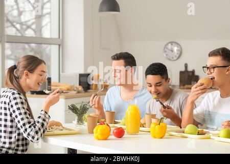 Les élèves déjeunent à la cantine de l'école Banque D'Images