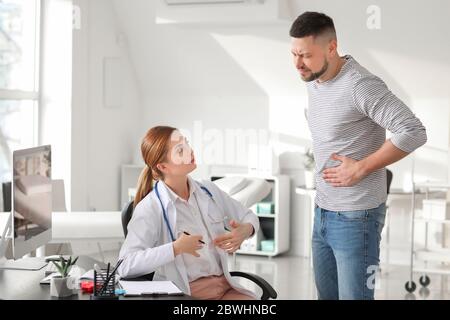 Gastro-entérologue examinant l'homme en clinique Banque D'Images