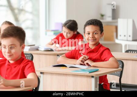 Cute little élèves pendant la leçon en classe Banque D'Images