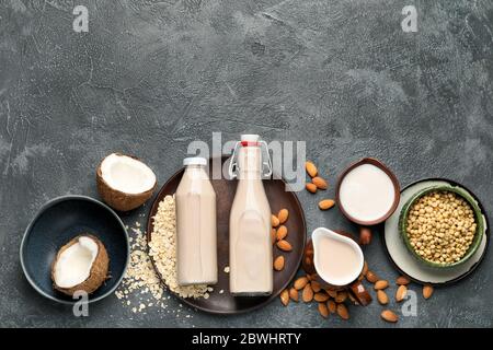 Lait différent sur fond sombre Banque D'Images