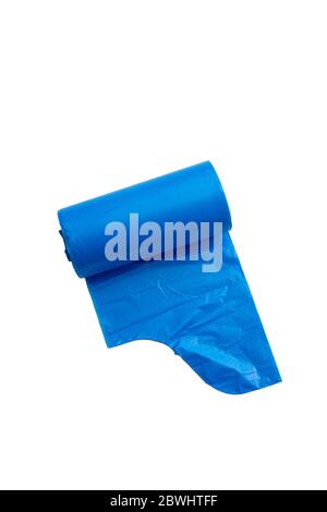 un sac poubelle en plastique bleu en rouleau isolé sur fond blanc. Banque D'Images