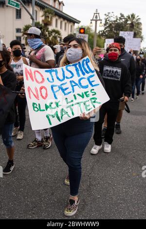 Une manifestation de Black Lives Matter Inland Empire dans la ville de Riverside, Californie, États-Unis, en signe de protestation contre la mort de George Floyd, un Noir de 46 ans, tué par la police de Minneapolis le 25 mai lorsqu'il a été arrêté. Il est mort après qu'un policier ait appliqué son genou à M. Lloyds pendant plus de neuf minutes, alors que le suspect était au sol et menotté. La mort de M. Floyds a déclenché des manifestations massives partout aux États-Unis, y compris ici à Riverside. Banque D'Images