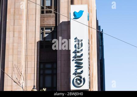 21 août 2019 San Francisco / CA / USA - gros plan du logo Twitter au siège social de la société; Twitter Inc est un microblogging américain et un réseau social Banque D'Images