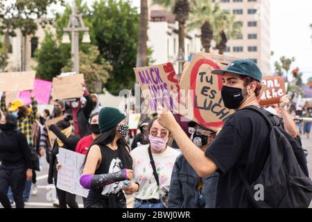 Une manifestation de Black Lives Matter Inland Empire dans la ville de Riverside, Californie, États-Unis, en signe de protestation contre la mort de George Floyd, un Noir de 46 ans, tué par la police de Minneapolis le 25 mai lorsqu'il a été arrêté. Il est mort après qu'un policier ait appliqué son genou à M. Lloyds pendant plus de neuf minutes, alors que le suspect était au sol et menotté. La mort de M. Floyds a déclenché des manifestations massives partout aux États-Unis, y compris ici à Riverside. Banque D'Images