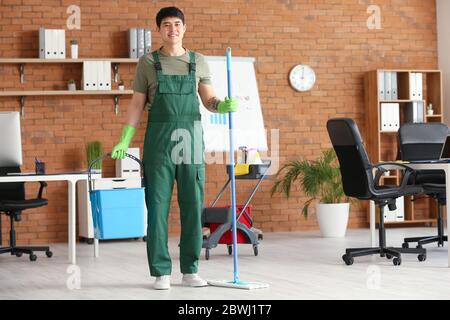 Portrait d'un homme asiatique en cabinet Banque D'Images