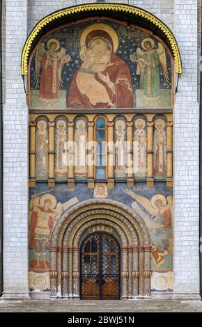 Façade et porte d'entrée avec des icônes anciennes orthodoxes sur l'Assomption ou la cathédrale de Dormition sur la place de la cathédrale du Kremlin de Moscou, en Russie Banque D'Images