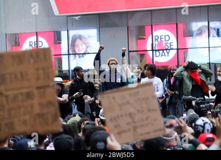 New York, États-Unis. 1er juin 2020. Des gens protestent contre la mort de George Floyd à New York, aux États-Unis, le 1er juin 2020. Crédit : Wang Ying/Xinhua/Alay Live News Banque D'Images