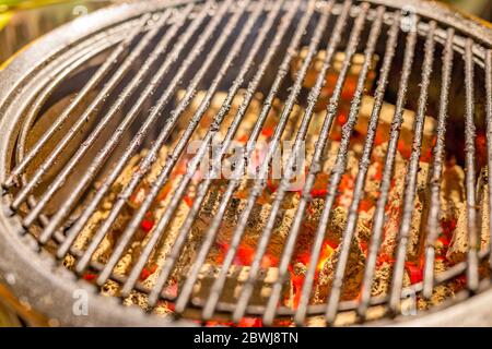 Feu avec Barbecue grill ronde. La préparation des aliments avec barbecue concept le feu sur grill Banque D'Images