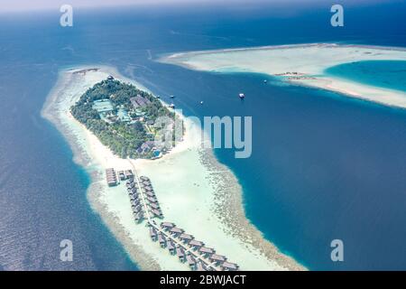 Île tropicale aux Maldives. Station de luxe avec vue aérienne, villas et bungalows sur mer et lagon. Vacances d'été de luxe Banque D'Images