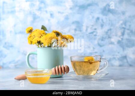 Tasse de thé sandilion sain avec miel sur fond de couleur Banque D'Images