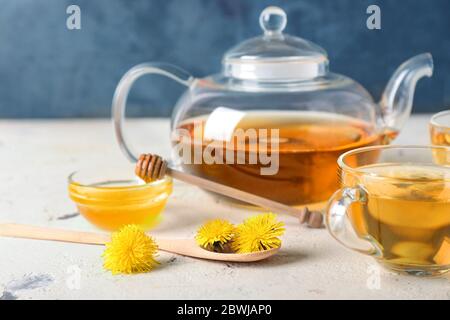 Thé au pissenlit sain avec du miel sur la table Banque D'Images