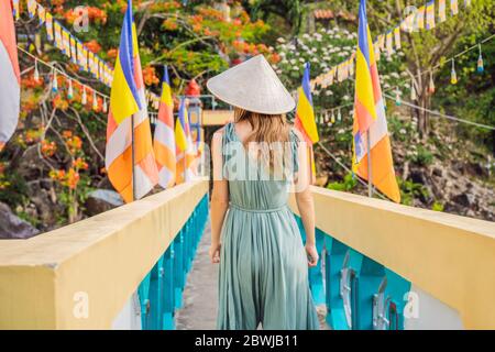 Une jeune femme touriste dans un chapeau vietnamien traditionnel voyage au Vietnam Banque D'Images